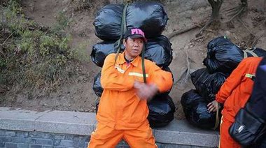 你还在乱扔吗?八达岭长城清洁工背垃圾下山,每天10余吨！