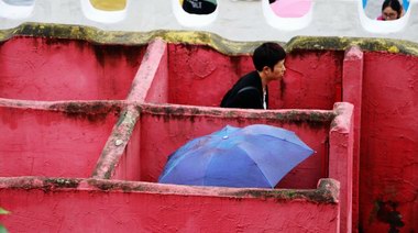 奇葩！重庆洋人街景区设露天厕所，女游客撑伞入厕防走光