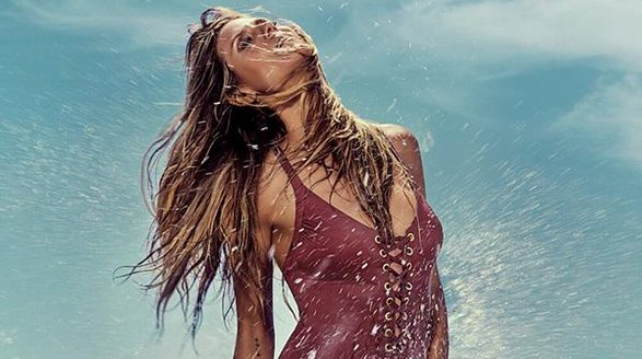 超模Heidi Klum于圣莫妮卡沙滩拍摄同名泳装品牌最新广告大片