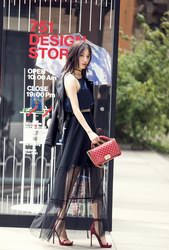 苏青身披黑色皮衣搭配黑纱长裙、红色一字带高跟鞋帅气十足