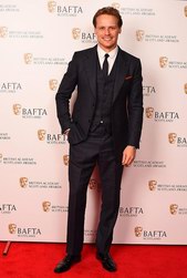 演员Sam Heughan身着dunhill西服套装出席苏格兰奖颁奖典礼