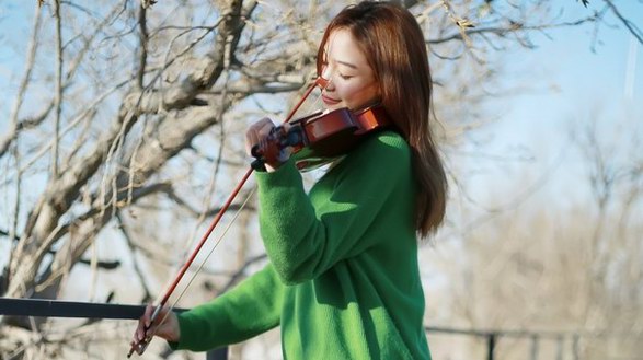 氧气少女张南冬日写真  落叶中优雅的拉着小提琴文艺范十足！