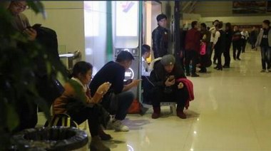 新疆喀什机场除冰设备发生故障 1300余名乘客被困机场