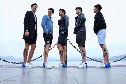 杭州街头惊现裸奔青年，他们的腿有话说