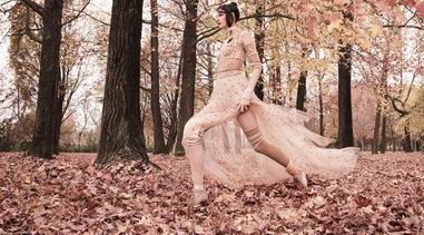 Vittoria Ceretti 登上Vogue杂志封面演绎新季内衣穿搭风格大片