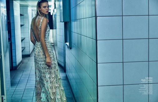 Sasha Luss如何演绎高定系列时装，为《Vogue》拍摄风格大片