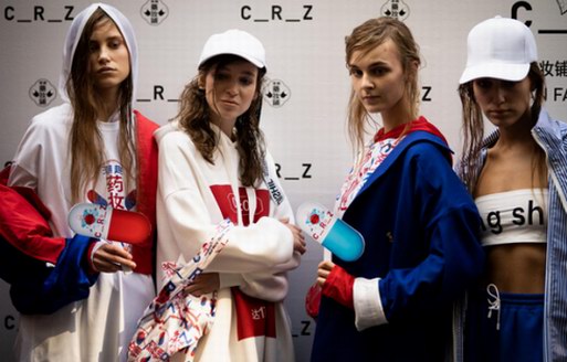 别样中国设计 时装潮牌CRZ在米兰时装周经营了一间“药妆铺”