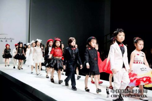 中国国际时装周 | 孙海涛童装：“歌唱祖国”红色文化里的小小少年正向我们走来