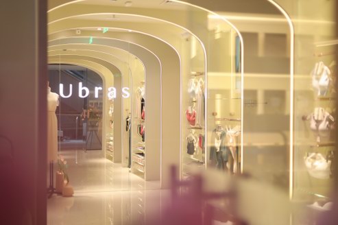 Ubras全国首家线下店开业,向无圈女孩致敬