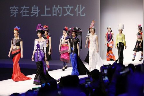 张珂嘉《穿在身上的文化》致敬中国多民族服装服饰文化
