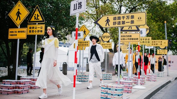 有范儿！上海时装周首开“马路走秀”，11路车主题吸睛