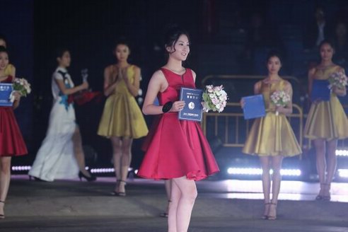 逐梦青春 18岁女孩钟雨轩加冕新一代美少女冠军