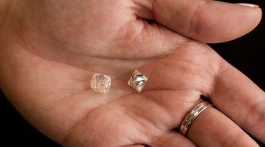 和戴比尔斯钻石研究机构一起，对钻石鉴证充满信心