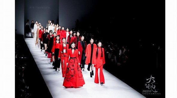 熊英·XIONGYING【大地】2022SS上海时装周SIFS高级女装品牌发布会 