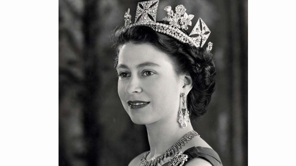 英国庆祝伊丽莎白二世在位70周年——女王的宝藏铂金首饰盘点
