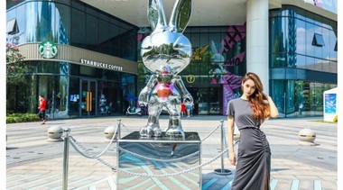 艺术家张帆FFAN重塑艺术跨界新可能，杭州德信地产集团空降巨型“偷心兔”