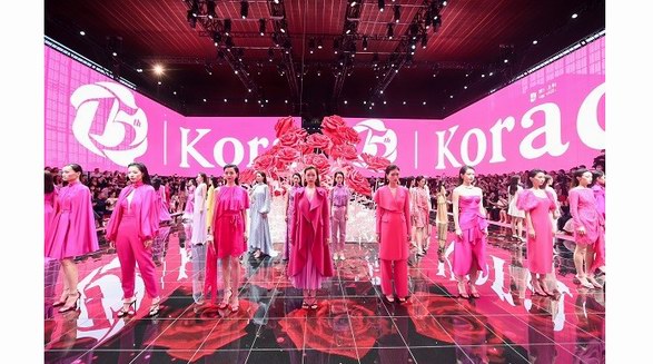 Koradior15周年，携手佟丽娅李菲儿宣璐开启「玫瑰人生」主题大秀