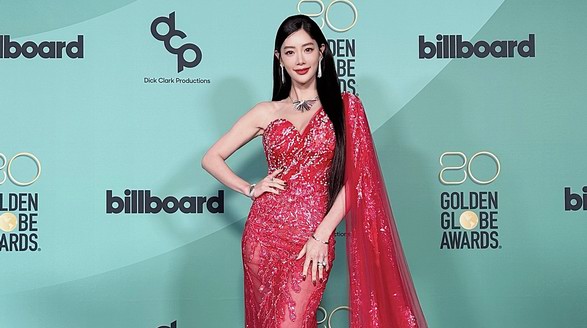 第80届金球奖billboard派对 “万人迷”克拉拉红裙造型现身