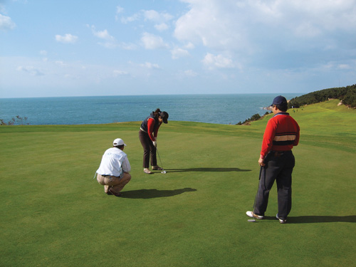 女子高尔夫公开赛昨在威海一高尔夫俱乐部开赛