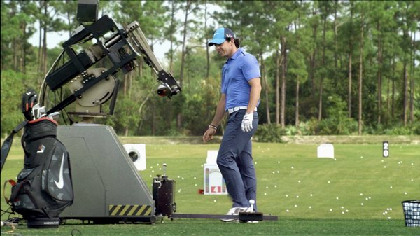 世界头号高尔夫选手Rory Mcllroy,与机器人对决，谁才是顶尖选手?