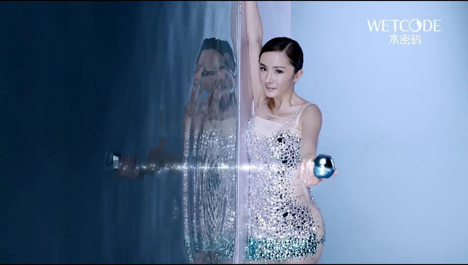 水密码锁水霜最新广告及以其品牌代言人杨幂与水的亲密互动
