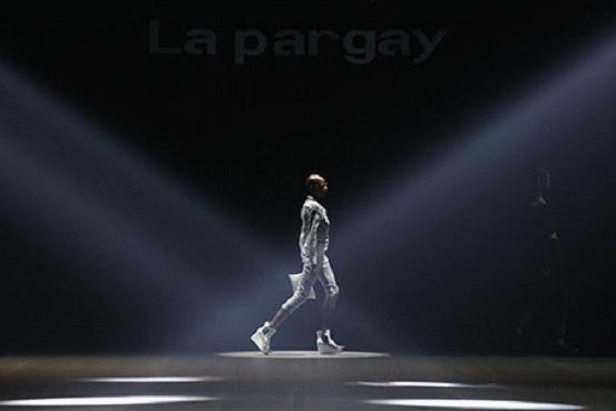La pargay黑白力量 多元摩登闪耀中国国际时装周