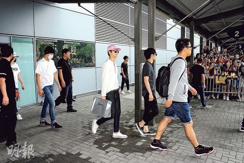 EXO赴香港粉丝延迟3小时接机 20余名保安常备不懈【娱乐往事】风气中国网