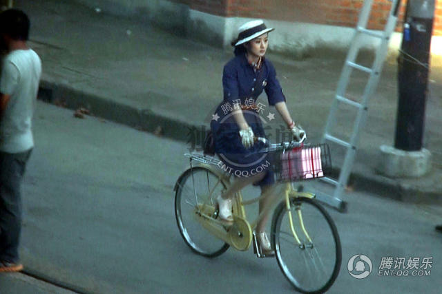 赵丽颖拍戏造型漂亮 骑单车撒野变“猛”妹【娱乐往事】风气中国网