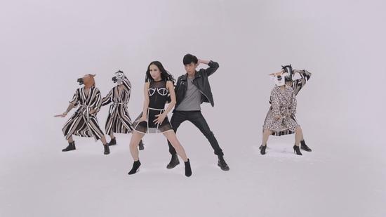 K娜组合大跳瓜葛舞 携新曲做客节目【娱乐往事】风气中国网