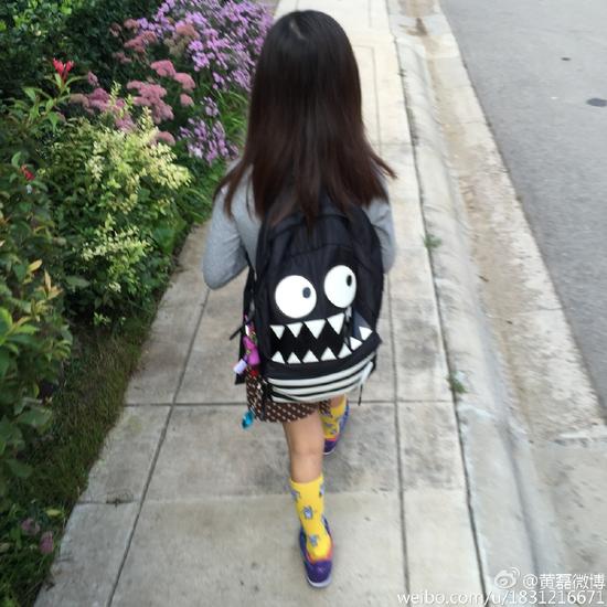 黄磊送女儿上学 多多长发披肩书包显特色【娱乐往事】风气中国网