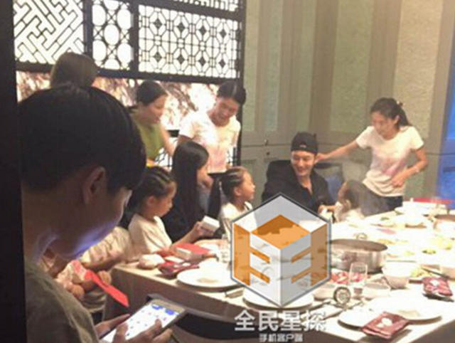 黄晓明Baby婚后与家人群集聚餐 送助养孩子红包【娱乐往事】风气中国网