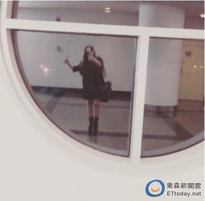 张惠妹机场自拍变超瘦 网友赞“铅笔腿”【娱乐往事】风气中国网