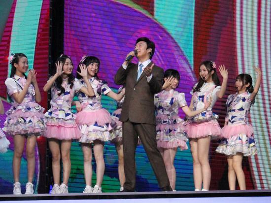 费玉清跨年视频流出 教粉丝跳SNH48奼女舞【娱乐往事】风气中国网
