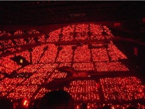 西方神起粉丝将赴YG示威 抗议iKON用红色【娱乐往事】风气中国网
