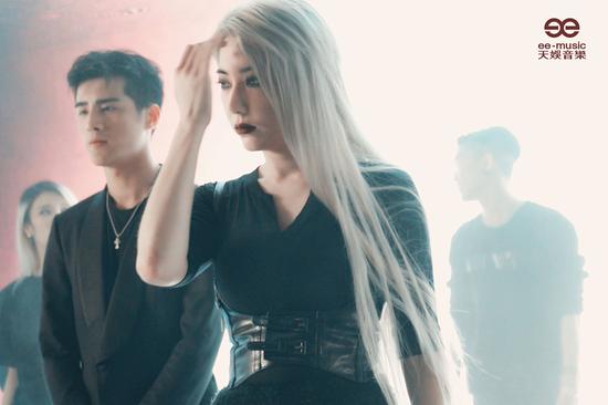 刘忻姜潮对于唱新曲《放不开》MV首发【娱乐往事】风气中国网