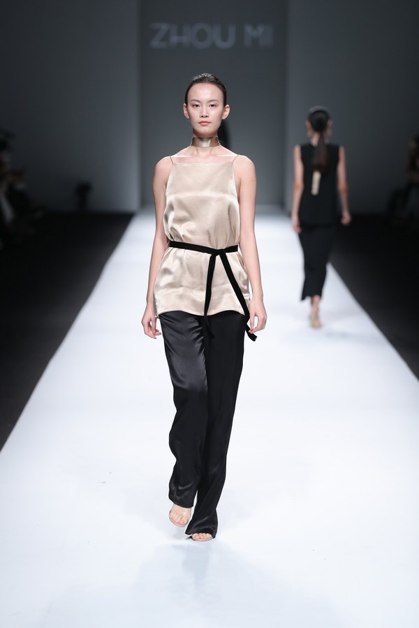 创新时尚媒体社区平台“新样”签约设计师周珍的ZHOUMI品牌亮相上海时装周