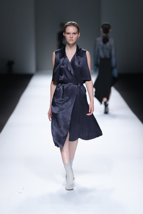创新时尚媒体社区平台“新样”签约设计师周珍的ZHOUMI品牌亮相上海时装周