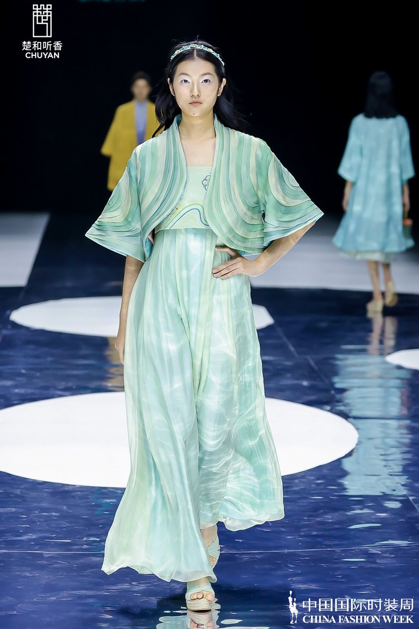 著名设计师楚艳的「楚和听香CHUYAN」中国国际时装周SS22发布会