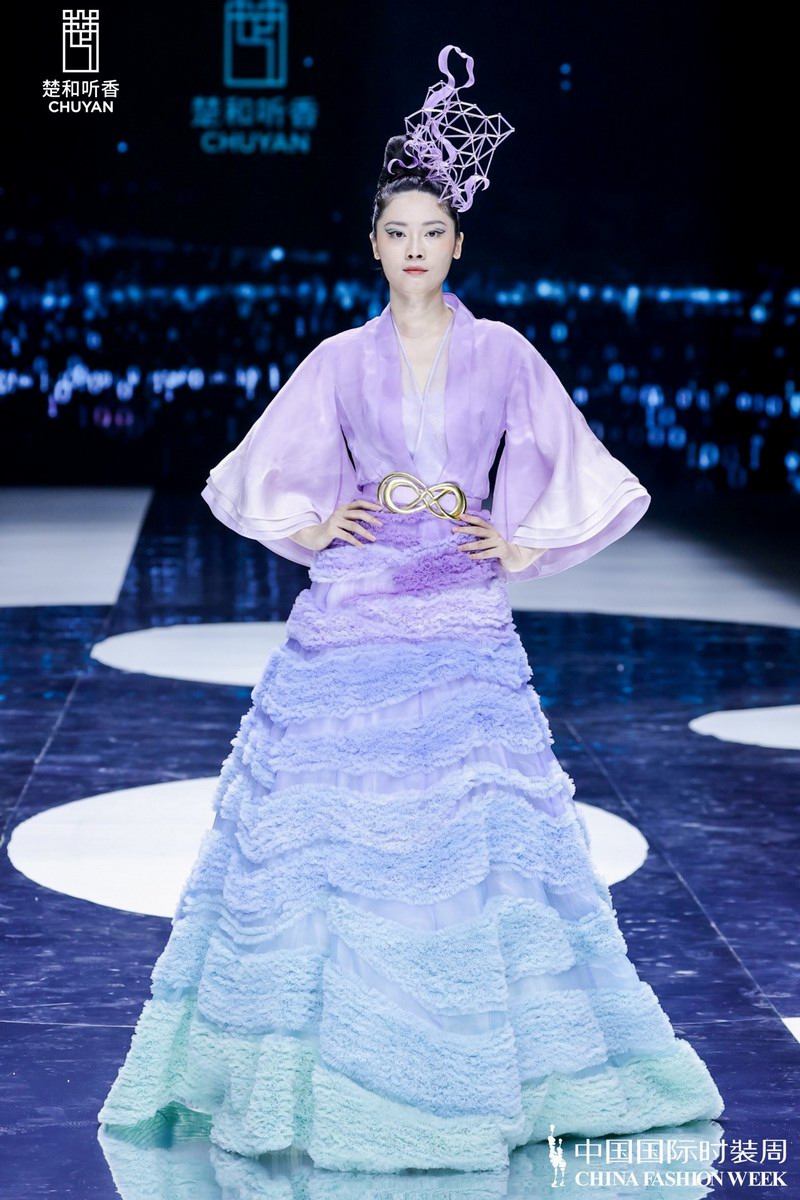 著名设计师楚艳的「楚和听香CHUYAN」中国国际时装周SS22发布会