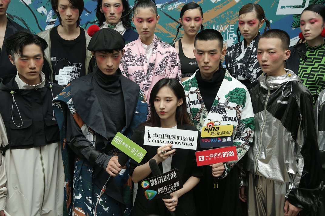 中国潮流新锐品牌怪诞星球携手中国邮政，共同发布了SS22联名系列服装
