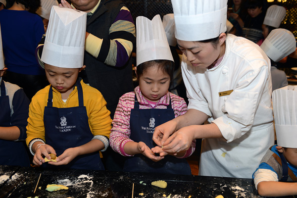 天津丽思卡尔顿举办六一儿童节小厨师课堂