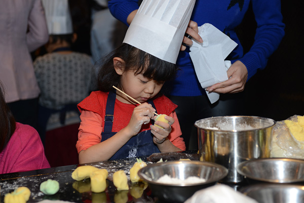 天津丽思卡尔顿举办六一儿童节小厨师课堂