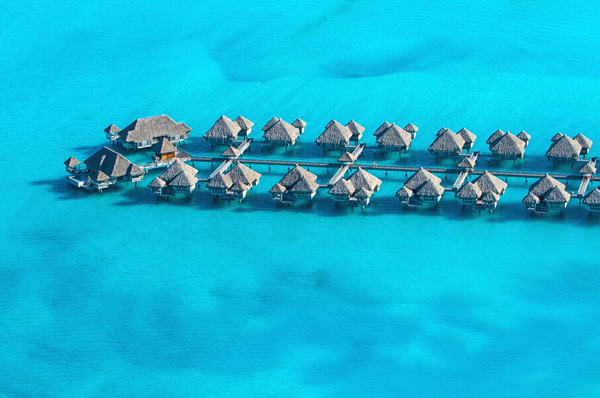 波拉波拉瑞吉度假村迎法国国庆特推小岛“礁湖水中野午餐”活动