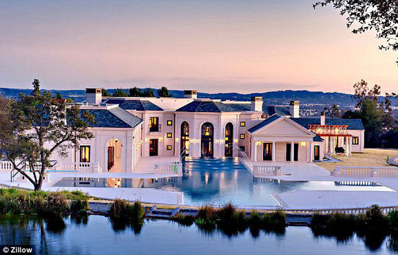 美国房地产大亨唐纳德·阿比在加利福尼亚州布拉德伯里拥有一处豪宅，占地2英亩（约合8100平方米），耗资7880万美元，在美国最贵豪宅排行榜上位居第16位。
