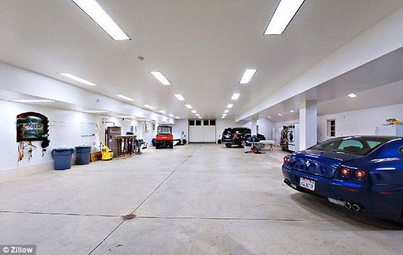 豪宅的车库，可容纳10辆车，当然都是豪车。