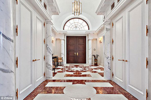 整洁的门厅，白色的使用使其给人一种非常雅致的感觉。