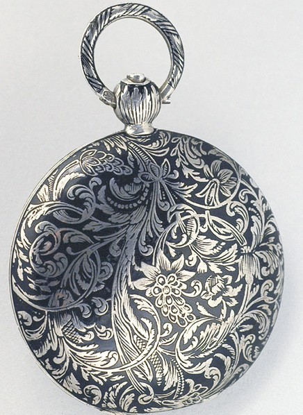 1829年诞生的怀表，银质，花卉图案黑金镶嵌表壳，线型雕刻。机刻雕花表盘缀有12个罗马数字刻度。