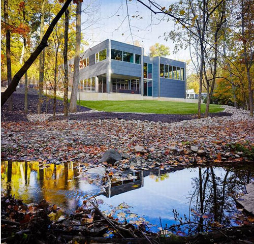 一派将红未红的秋色把美国俄亥俄州的辛姆斯染上了初秋之色，Zinc私宅正是坐落在此处。宽敞的内部和时尚的装饰，光滑的外表面搭配上周边丰富的色彩，让人神往。