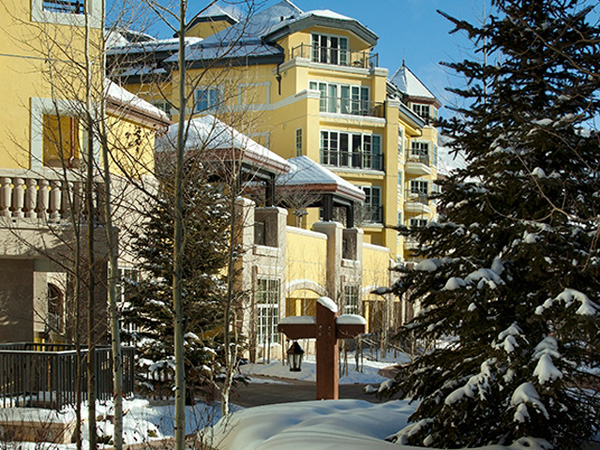滑雪道上的奢华：丽思卡尔顿高端酒店式住宅