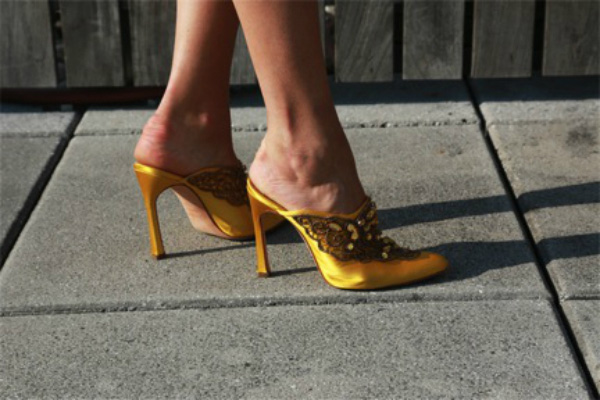 穆勒鞋重返时尚圈，露出脚跟才性感